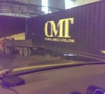 Скрипн Toshkentda yuk konteynerini olib ketayotgan mashina tunnelga tiqilib qoldi(UZBEKINO.NET)