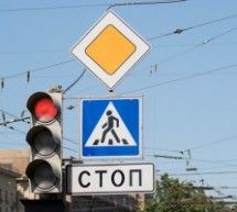 Скрипн Toshkentda qizil chiroqqa qaramay 12 avtomobil piyodalar o‘tish yo‘li bilan bo‘lgan chorrahadan o‘tib ketdi(UZBEKINO.NET)