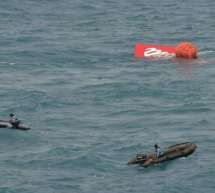 Скрипн Qutqaruvchilar Yava dengizi tubidan AirAsia samolyotining dum qismini olib chiqdi
