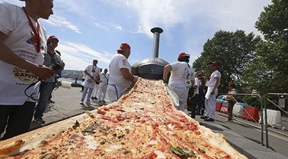 Скрипн ИТАЛИЯДА ДУНЁДАГИ ЭНГ УЗУН ПИЦЦА ТАЙЁРЛАНДИ