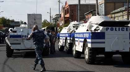 Скрипн ЕРЕВАН ПОЛИЦИЯ БИНОСИГА БИР ГУРУҲ ҚУРОЛЛАНГАН ШАХСЛАР ҲУЖУМ ҚИЛИШДИ