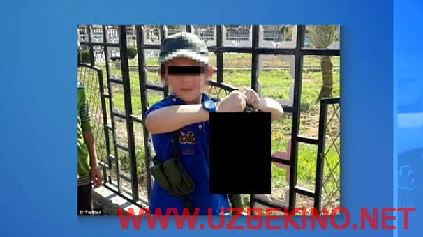 Скрипн Suriyadagi jangari kesib olingan boshni ko‘tarib turgan o‘g‘lining suratini ko‘z-ko‘z qildi(UZBEKINO.NET)
