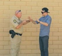 Скрипн Amerikalik ko‘zboylog‘ich politsiyachiga ko‘rinmas marixuanani sotishga urindi (UZBEKINO.NET)