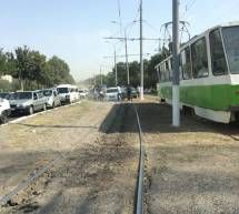 Скрипн Tirbandlikni tramvay yo‘lidan aylanib o‘tmoqchi bo‘lgan Spark relsga tiqilib qoldi