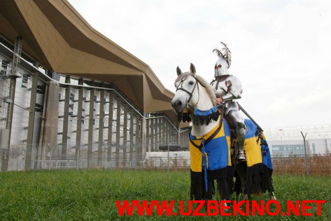 Скрипн Rossiyaning “Pulkovo” aeroportida oq ot mingan ritsar qizning qo‘lini so‘radi