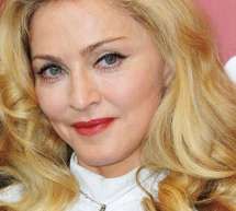 Скрипн Madonna o‘ziga poyabzal kiyishda yordam beradigan uch nafar xodim yolladi