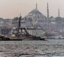 Скрипн Istanbulda turk millatchilari amerikalik askarlar ustiga bo‘yoq sepdi